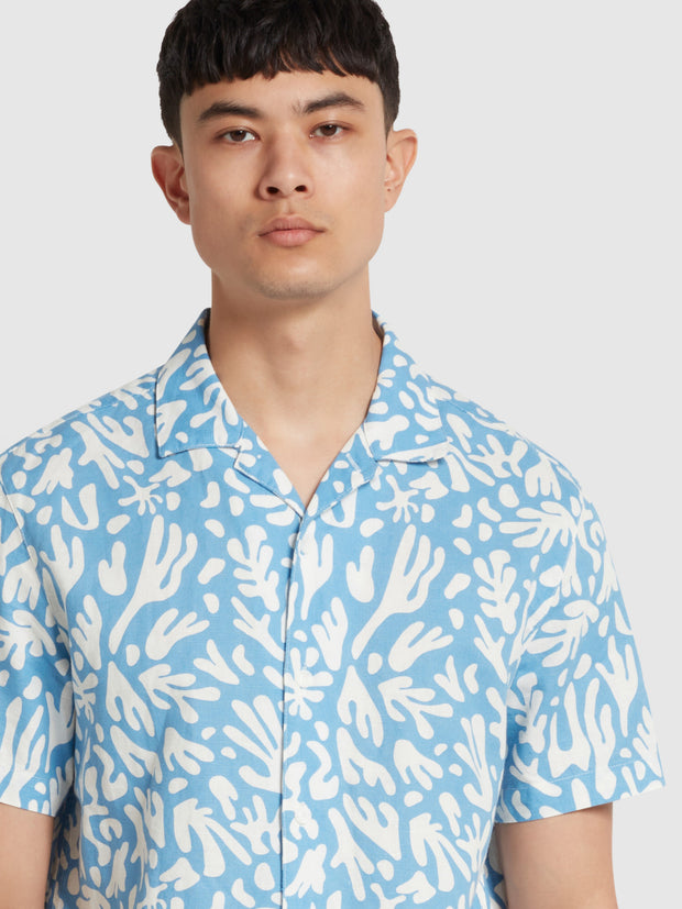 Saunders Short Sleeve Revere Print Shirt In Arctic Blue